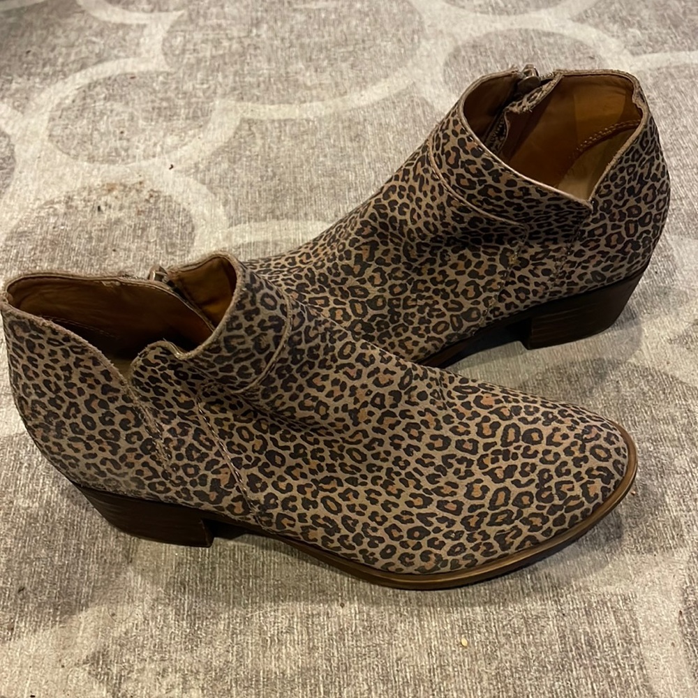 Lucky Brand size 5 cheetah print ankle boots